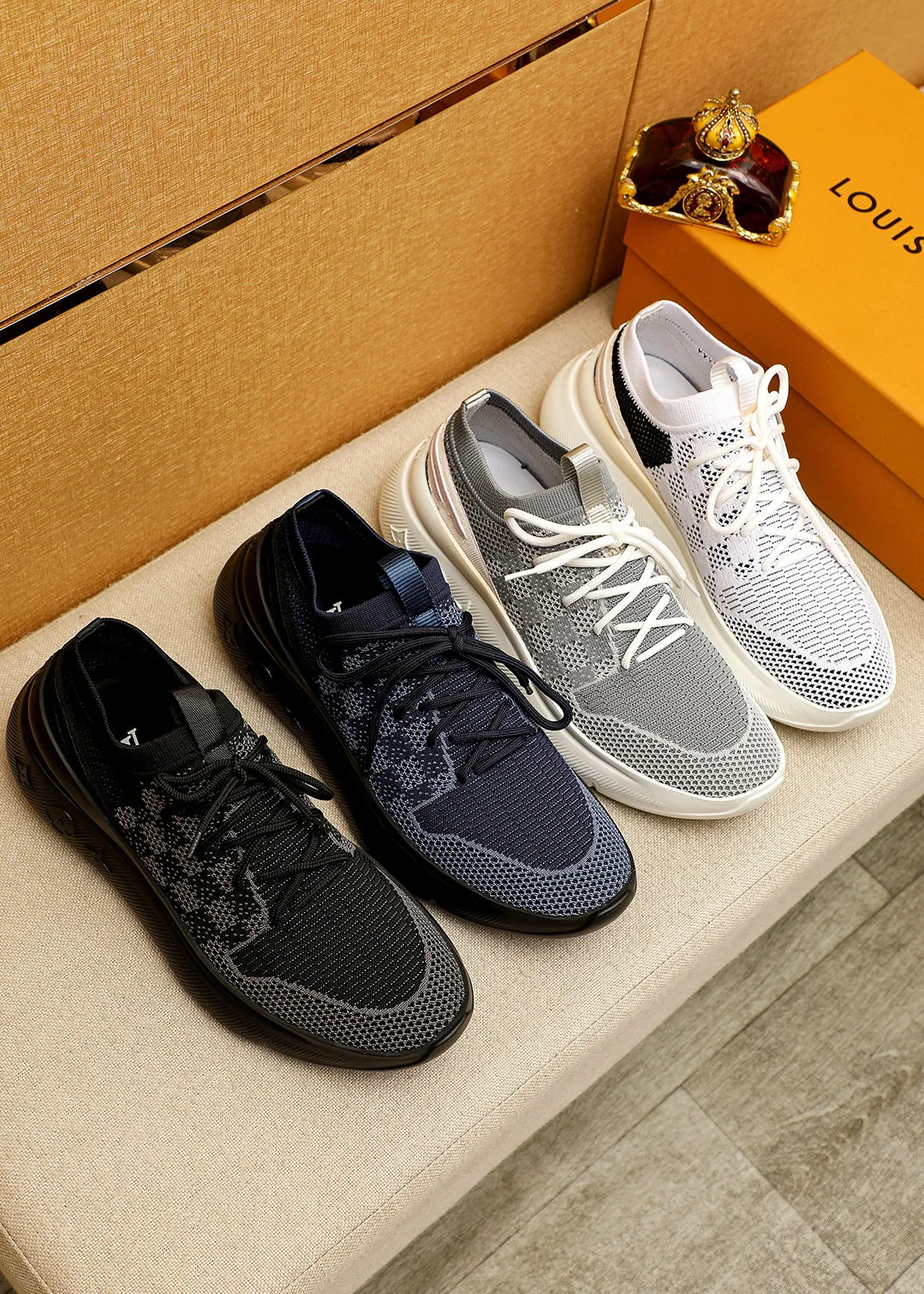 Men's men's shoes 💰480💐 Louis Vuitton Louis Vuitton 2025 new four-season lace-up series! The complex fly-knitting process for shoe uppers is now on the market. The counter has LV shape embossed stitching with original patterns, original raw materials, fabrics, and original fly-knitting! The inside is original and customized! 1:1 outsole mold opening! Foam outsole! 38-44 (45 customized)